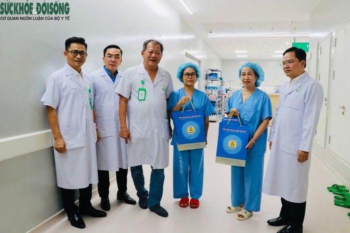 Lãnh đạo Tổng Liên đoàn Lao động Việt Nam và Công đoàn Y tế Việt Nam trao quà, thăm hỏi, động viên đoàn viên, người lao động và các bệnh nhân. Ảnh: Công đoàn Y tế Việt Nam