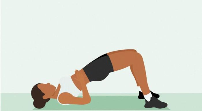Bài tập nâng hông kéo giãn cơ bụng và vùng hông trên. Ảnh EH