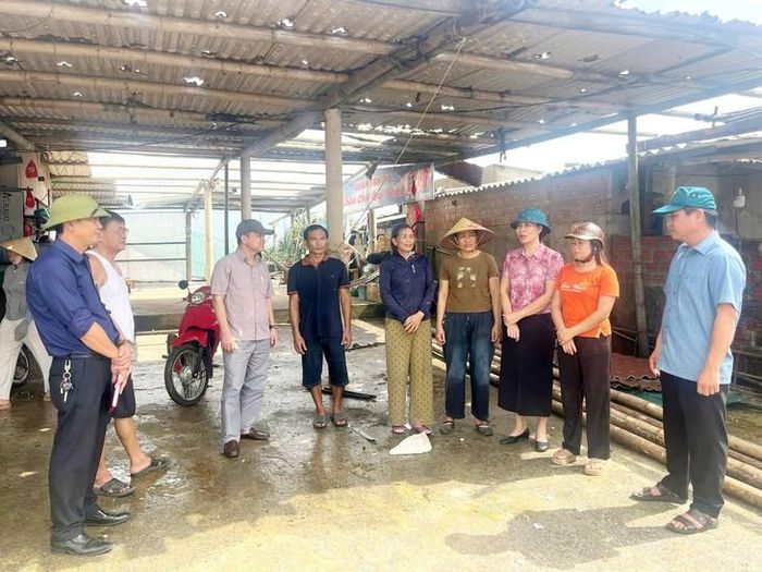 Chính quyền địa phương kiểm tra tình hình, thăm hỏi, động viên các hộ dân. Ảnh: UBND xã Vĩnh Hoàng.