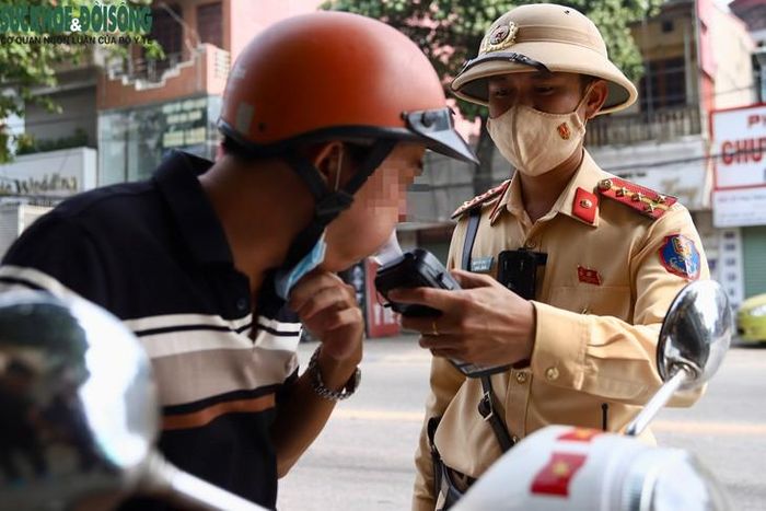 CSGT tăng cường kiểm tra nồng độ cồn vào nhiều khung giờ, trên nhiều tuyến đường, nhằm kịp thời phát hiện, xử lý vi phạm, ngăn chặn tâm lý chủ quan, né tránh kiểm tra của người tham gia giao thông. (Ảnh Linh Vũ)