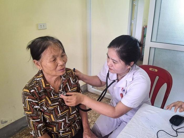 Giám đốc Bệnh viện Phục hồi chức năng Nghệ An trực tiếp thăm khám, tư vấn sức khỏe cho người cao tuổi tại cộng đồng. Ảnh: BVCC.