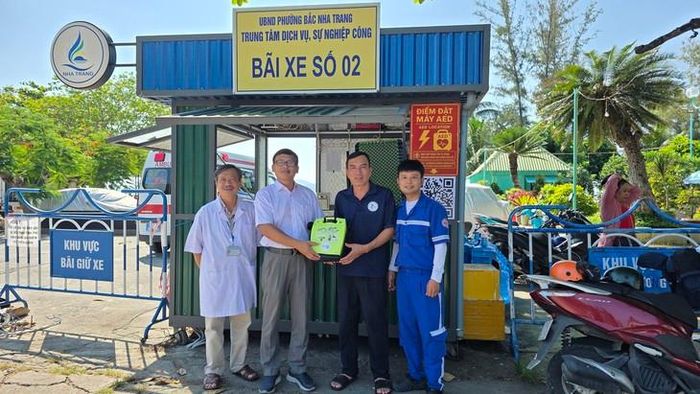 Lắp máy khử rung tim tự động ở khu vực bãi xe số 2 dọc bờ biển Nha Trang. Ảnh: T.Tâm.