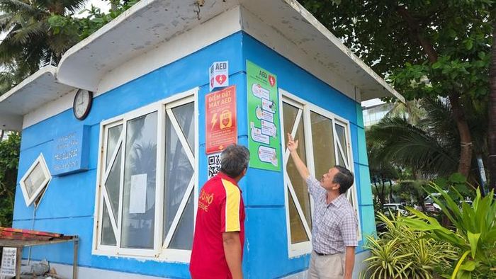 Tại các điểm đặt máy khử rung tim tự động ở nơi công cộng tại Khánh Hòa đều có bảng hướng dẫn dễ hiểu, dễ sử dụng. Ảnh: T.Tâm.