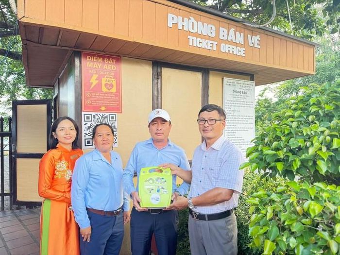 Đặt máy khử rung tim tự động tại Khu danh thắng Hòn Chồng, ở bờ biển phía Bắc Nha Trang. Ảnh: T.Tâm.