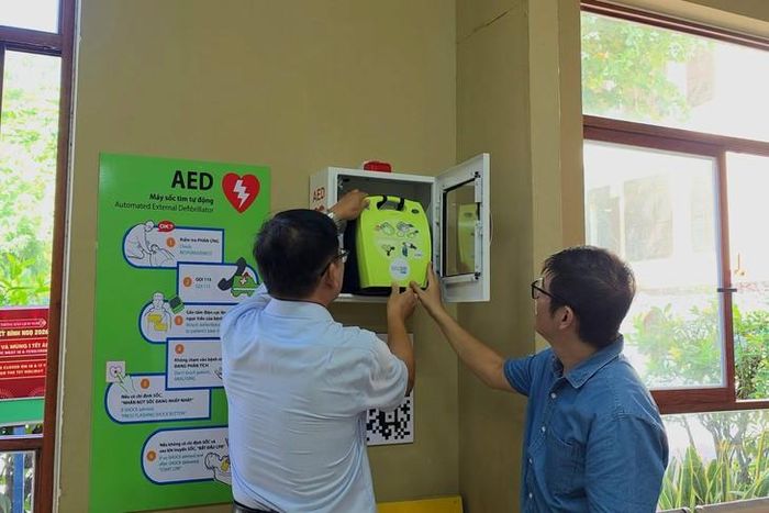 Máy khử rung tim được đặt ở vị trí dễ lấy và sử dụng. Ảnh: T.Tâm.
