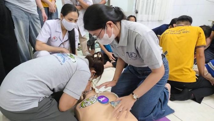 Các chương trình đào tạo sơ cấp cứu cộng đồng tại những nơi đặt máy khử rung tim tự động. Ảnh: T. Tâm.