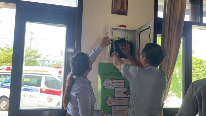 Đưa máy đến lắp đặt tại địa điểm công cộng trọng điểm ở Nam Khánh Hòa. Ảnh: T.Tâm.