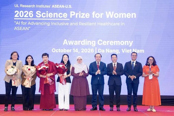 Các nhà khoa học nữ nhận Giải thưởng. Ảnh: M.H