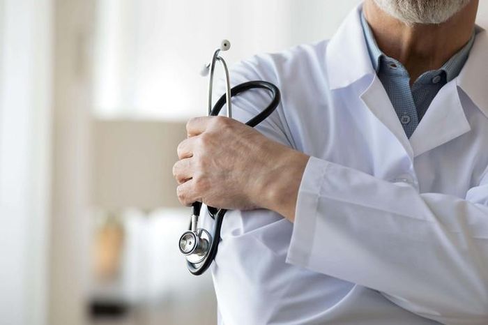 Quy định nghỉ hưu bắt buộc đối với bác sĩ nhìn chung khá hiếm hoi, chủ yếu chỉ xuất hiện tại một số quốc gia áp dụng cho khu vực công. Ảnh minh họa: Aleksandr Davydov/PA