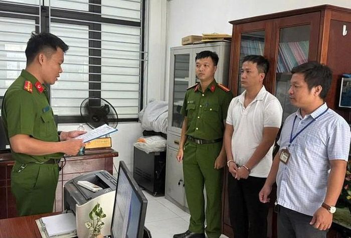 Công an tống đạt quyết định khởi tố, bắt tạm giam đối với Phạm Xuân Thưởng. Ảnh: Công an TP Đà Nẵng.