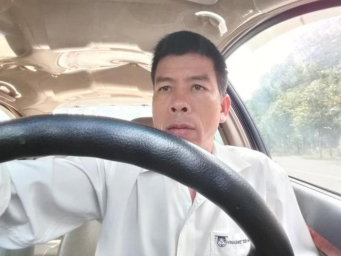 Ông Vương cho biết, khi lái xe gặp mưa, triều cường, người điều khiển phương tiện nên bình tĩnh, di chuyển chậm, chú ý quan sát. Ảnh: NVCC.