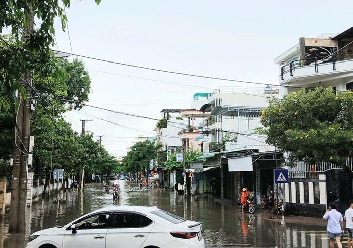 Nếu triều cường khiến nước ngập sâu, người lái nên tìm chỗ dừng, đỗ an toàn. Ảnh minh họa: ĐH.