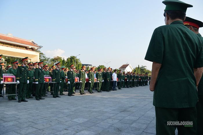 Lực lượng quân đội đón đoàn xe chở hài cốt liệt sĩ tại nghĩa trang. Ảnh: Tuấn Anh
