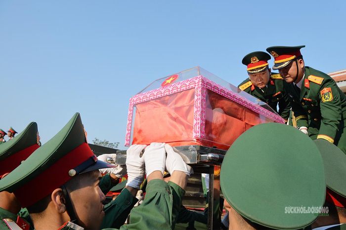 Các chiến sĩ cẩn trọng đưa hài cốt liệt sĩ xuống xe. Ảnh: Tuấn Anh