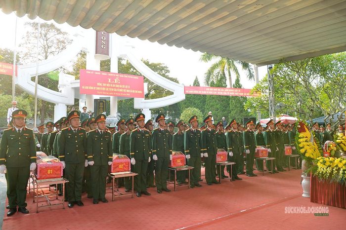 93 hài cốt liệt sĩ được đặt trang nghiêm tại khu vực tổ chức lễ. Ảnh: Tuấn Anh