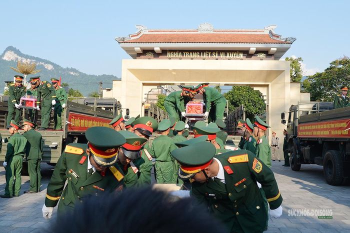 Đoàn xe chở hài cốt liệt sĩ tại Nghĩa trang Liệt sĩ Quốc gia Vị Xuyên. Ảnh: Tuấn Anh