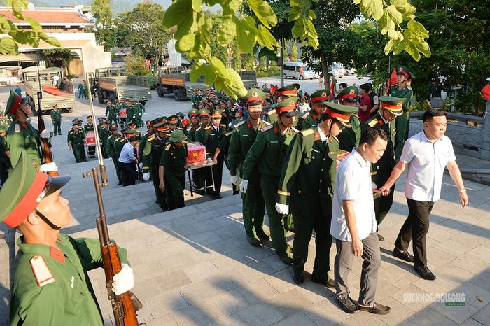 Hài cốt liệt sĩ được đưa vào khu vực làm lễ. Ảnh: Tuấn Anh