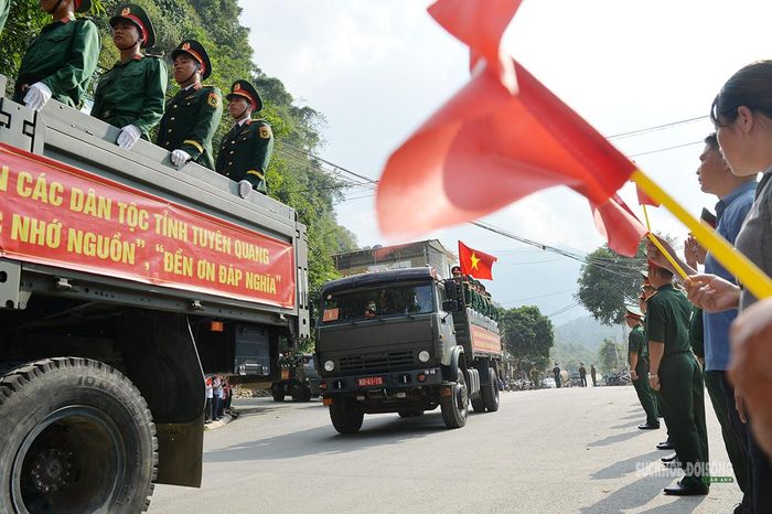 Đoàn xe đưa hài cốt liệt sĩ rời đội quy tập. Ảnh: Tuấn Anh