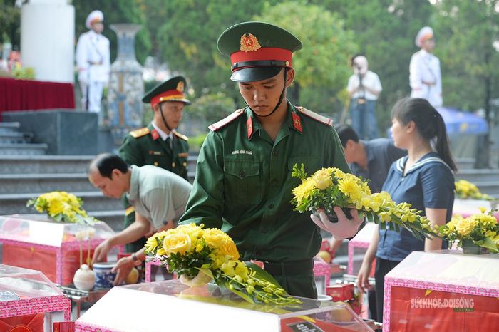Chiến sĩ dâng hoa trước ngày truy điệu, an táng. Ảnh: Tuấn Anh