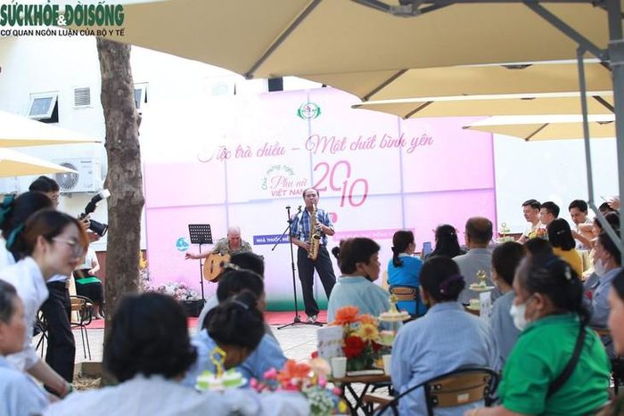 Người bệnh cùng thưởng thức trà bánh, trò chuyện và lắng nghe những giai điệu saxophone tại chương trình “Tiệc trà chiều – Bình yên một chút”, do Bệnh viện Hữu nghị Đa khoa Nghệ An tổ chức. Ảnh: V. Đồng