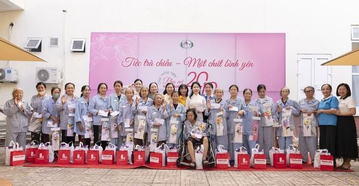 Ban tổ chức trao quà, sữa, vật dụng thiết yếu và kinh phí hỗ trợ những bệnh nhân có hoàn cảnh khó khăn tại chương trình “Tiệc trà chiều – Bình yên một chút”. Ảnh:BVCC.