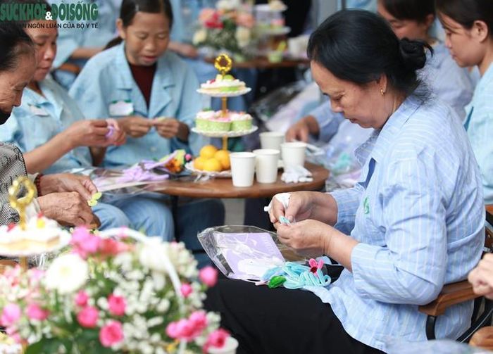 Người bệnh được các nhân viên y tế hướng dẫn làm hoa thủ công, cùng trò chuyện và chia sẻ niềm vui tại chương trình “Tiệc trà chiều – Bình yên một chút”, góp phần chăm sóc đời sống tinh thần trong quá trình điều trị. Ảnh: V. Đồng