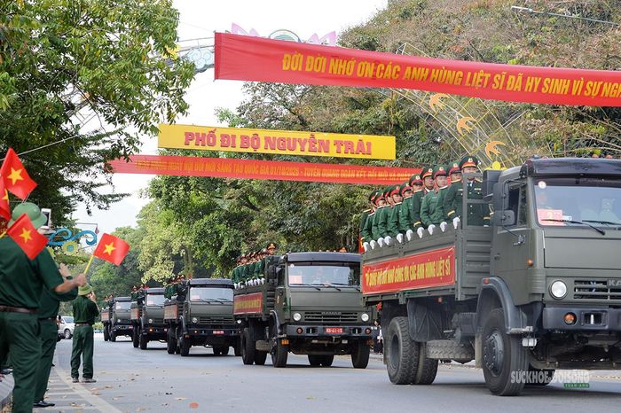 Đoàn xe đưa hài cốt liệt sĩ tiến về Nghĩa trang Liệt sĩ Quốc gia Vị Xuyên. Ảnh: Tuấn Anh