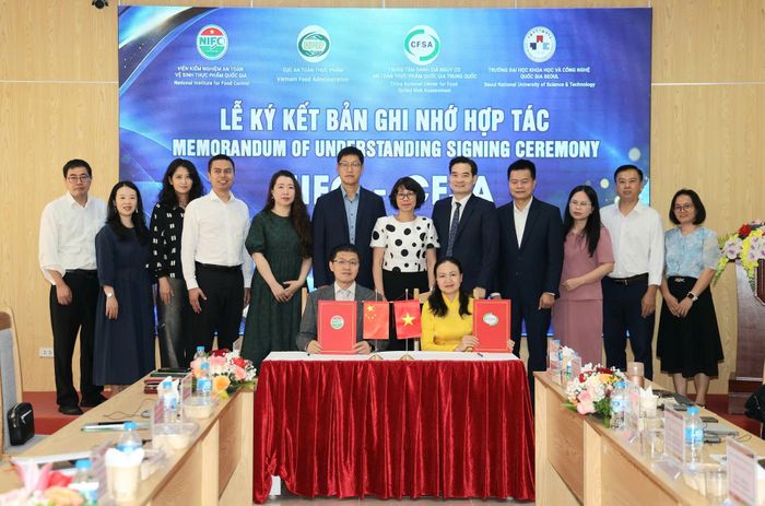 Đại diện lãnh đạo Viện Kiểm nghiệm an toàn vệ sinh thực phẩm Quốc gia và Trung tâm Đánh giá nguy cơ an toàn thực phẩm quốc gia Trung Quốc ký kết bản ghi nhớ hợp tác. Ảnh: Trần Minh