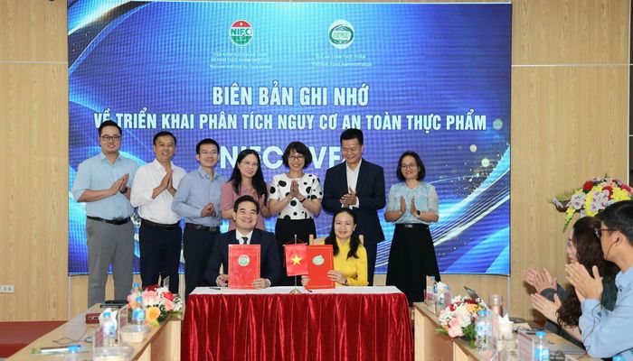 Đại diện lãnh đạo Cục An toàn thực phẩm và Viện Kiểm nghiệm an toàn vệ sinh thực phẩm Quốc gia ký bản ghi nhớ hợp tác.  Ảnh: Trần Minh