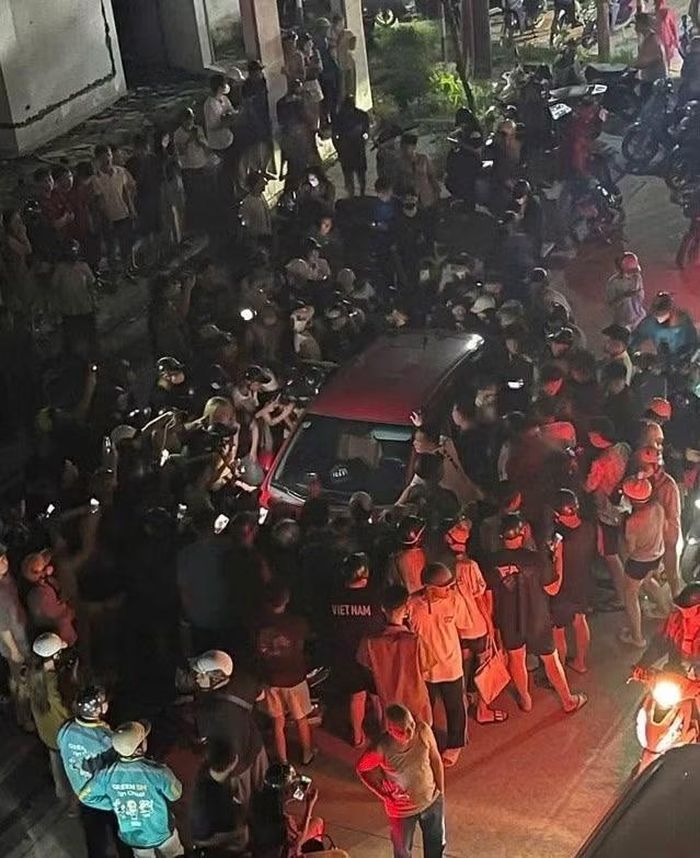 Người dân tập trung tại chân cầu vượt Bắc Sơn, phường Phan Đình Phùng, tỉnh Thái Nguyên tối 23/9/2026, ảnh hưởng đến an ninh, trật tự và giao thông. Ảnh: Công an cung cấp.