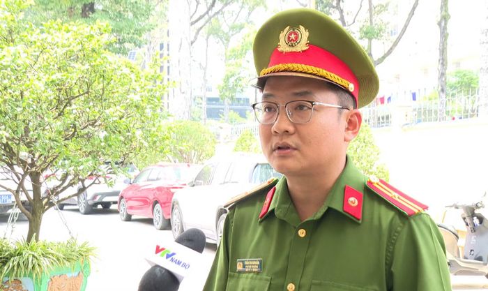 Trung tá Lê Trần Duy Chinh và Thiếu tá Trần Thanh Hậu trao đổi về vụ việc