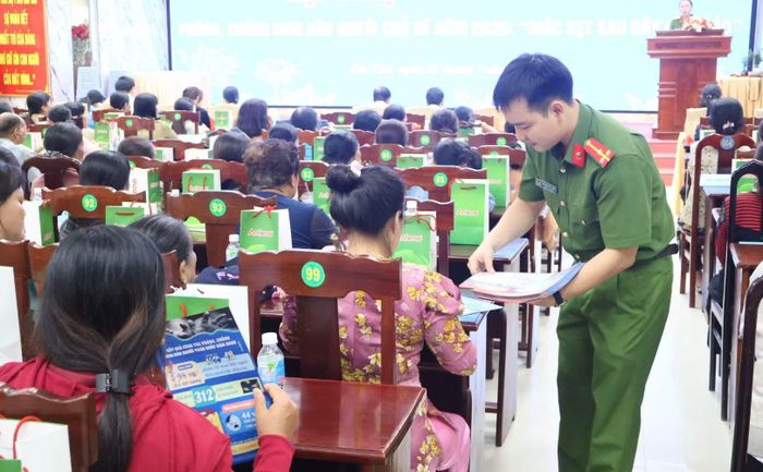  Cán bộ Phòng Cảnh sát hình sự Công an TP Cần Thơ tuyên truyền đến người dân cảnh giác với tội phạm mua bán người 