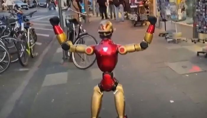 Con robot trên đường phố. Ảnh: NBC.