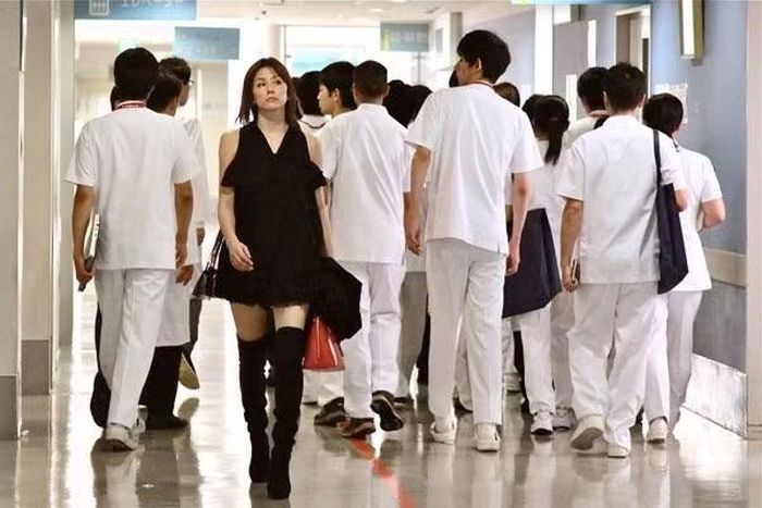  Trang phục ngày đầu tiên đi làm của Daimon Michiko trong Doctor X bản Nhật. 