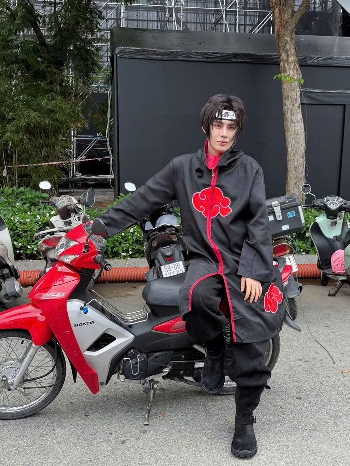  Anh Trai DILLAN và màn hóa trang nhân vật Itachi trong anime Naruto. 