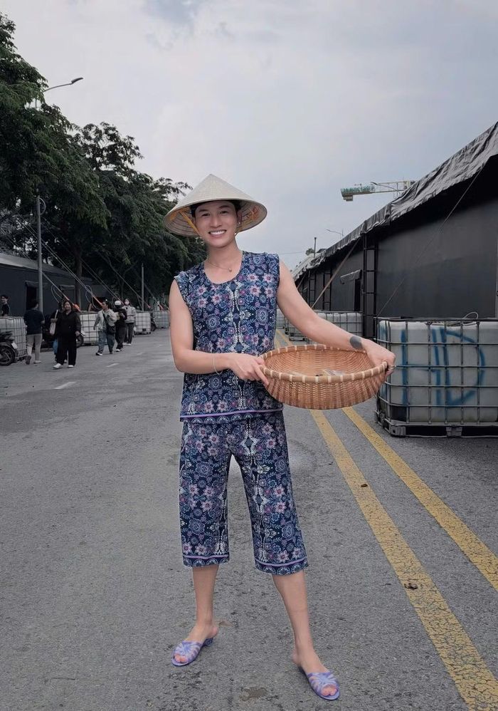  Ali Hoàng Dương đúng chuẩn "mama tổng quản" của dàn Anh Trai năm nay. 