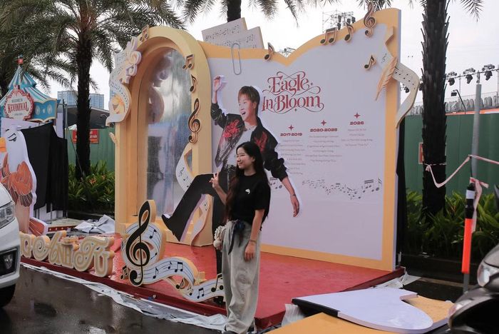 Các Gai Con tranh thủ dạo quanh khu vực booth và tìm booth của "bía" để check-in. 