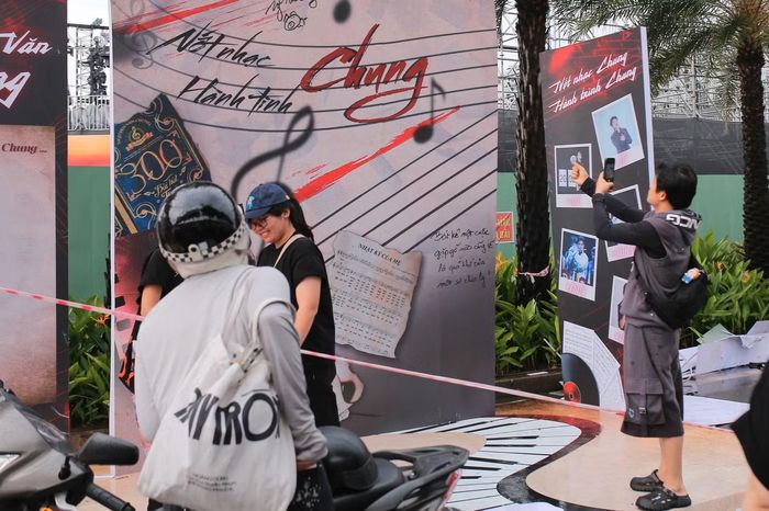  Anh Tài Nguyễn Văn Chung đến vị trí fan booth để check-in và trò chuyện cùng fan trước khi vào sân khấu sound check. 