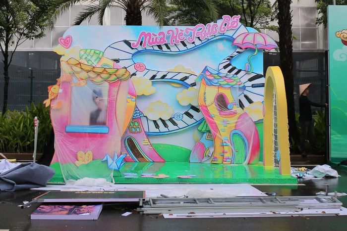  Trong khi đó, một số booth khác đã được trang trí từ ngày hôm trước. Hiện các trạm đang trong tình trạng phủ kín để tránh tác động của thời tiết. 