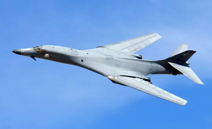 Đổi lại, B-1B không còn giữ được tốc độ Mach 2,2 của B-1A. Tốc độ tối đa giảm xuống khoảng Mach 1,2.