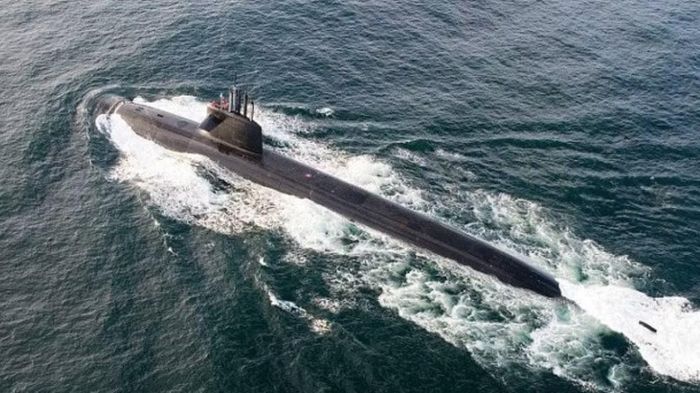 Mỗi tàu mang 16 tên lửa M51, trong khi bản thân tên lửa có khả năng mang nhiều đầu đạn hạt nhân. Theo tài liệu chính thức của Pháp, phiên bản M51.3 được đưa vào trực chiến từ tháng 10-2025, với những cải thiện về tầm bắn, độ chính xác và khả năng xuyên phá phòng thủ tên lửa.