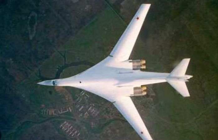 NATO đặt tên cho Tu-160 là Blackjack. Liên Xô tạo ra một oanh tạc cơ có kích thước vượt xa phần lớn máy bay chiến đấu cùng thời, nhưng mục tiêu không chỉ là lập kỷ lục về kích thước.