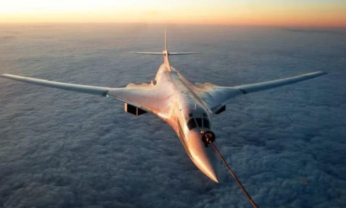 Tu-160 được xây dựng để trở thành nền tảng mang tên lửa chiến lược, kết hợp tốc độ siêu thanh với tầm bay và tải trọng lớn.