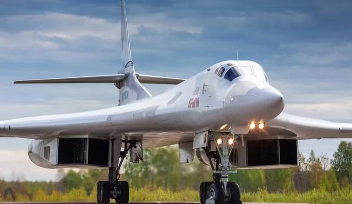 Ngày 18/12/1981, nguyên mẫu Tu-160 thực hiện chuyến bay đầu tiên với phi công thử nghiệm Boris Veremey điều khiển.