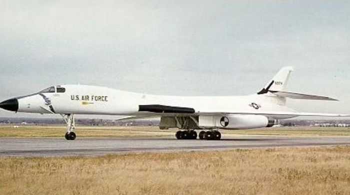 Mỹ phát triển B-1A, mẫu oanh tạc cơ siêu thanh được thiết kế để bay xa, mang tải trọng lớn và có khả năng xuyên phá hệ thống phòng không đối phương.
