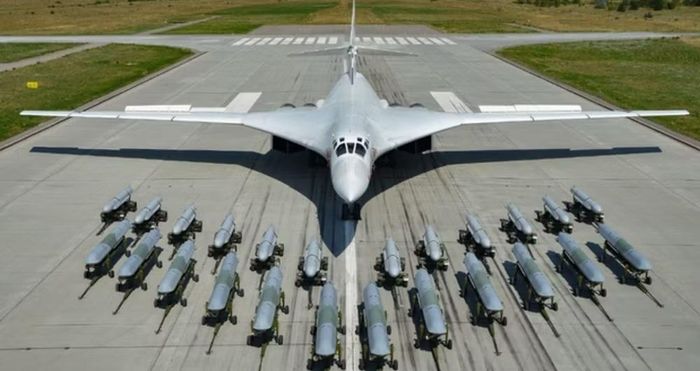 Kết quả là Tu-160. Khác với những oanh tạc cơ chiến lược trước đó, máy bay được thiết kế với kích thước rất lớn để kết hợp tầm bay xa, tốc độ cao và khả năng mang tải trọng vũ khí lớn. Cánh cụp biến đổi trở thành một đặc điểm quan trọng.
