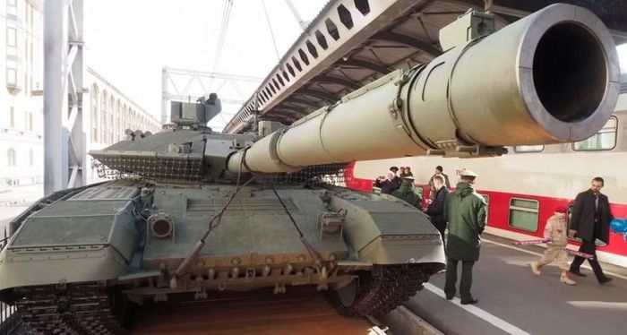 Bên cạnh hỏa lực và giáp bảo vệ, khả năng cơ động là yếu tố quan trọng quyết định hiệu quả của xe tăng chiến đấu chủ lực. Một phương tiện có thể di chuyển nhanh, đổi vị trí và vượt địa hình phù hợp sẽ có nhiều cơ hội tránh hỏa lực đối phương hơn.