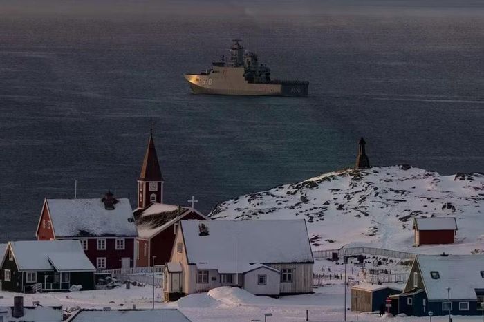 Tàu của Hải quân Đan Mạch tuần tra tại Nuuk, Greenland ngày 15-1-2026