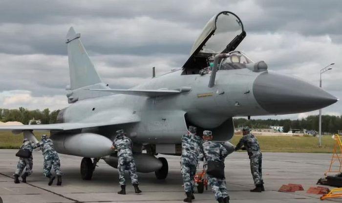 IISS cho biết PL-15E được công bố với tầm bắn 145 km tại một triển lãm, thấp hơn con số thường được liên hệ với PL-15 trang bị cho lực lượng Trung Quốc.
