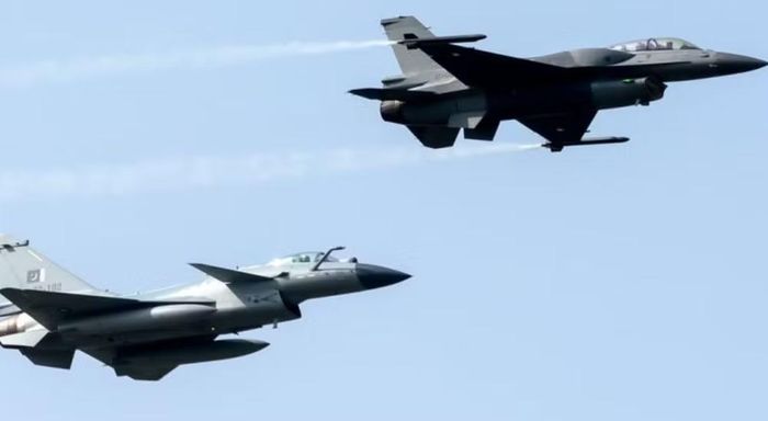 Một số chế độ của radar và hệ thống tác chiến điện tử trên bản xuất khẩu không được công khai đầy đủ, vì vậy không thể mặc định J-10CE có năng lực hoàn toàn giống J-10C của Không quân Trung Quốc.